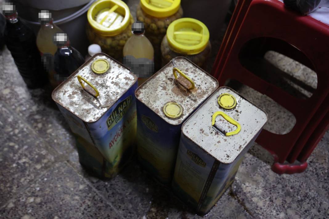 İnsan sağlığını ayaklar altına alan işletme! Yerlerde ölü fareler bulundu,   tarihi geçmiş ürünler tespit edildi 2